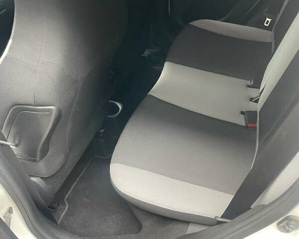 Белый Тойота Айго, объемом двигателя 1 л и пробегом 62 тыс. км за 9000 $, фото 9 на Automoto.ua