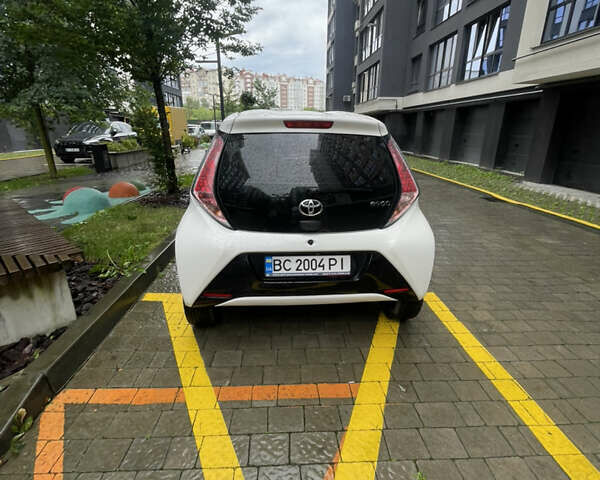 Белый Тойота Айго, объемом двигателя 1 л и пробегом 62 тыс. км за 9000 $, фото 4 на Automoto.ua