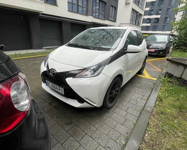 Белый Тойота Айго, объемом двигателя 1 л и пробегом 62 тыс. км за 9000 $, фото 1 на Automoto.ua