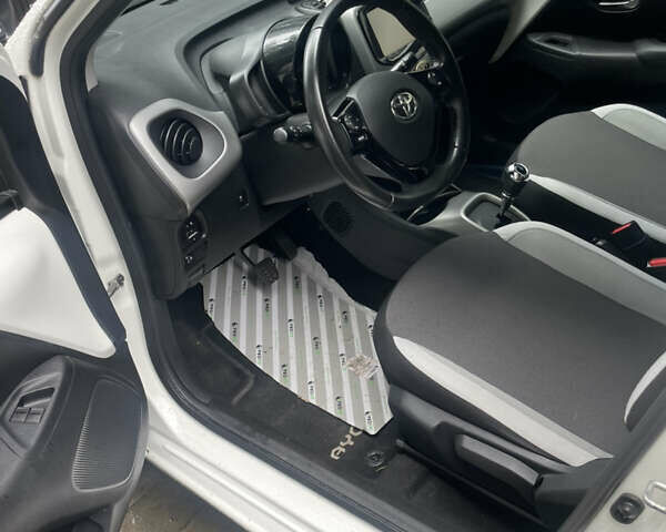 Белый Тойота Айго, объемом двигателя 1 л и пробегом 62 тыс. км за 9000 $, фото 7 на Automoto.ua