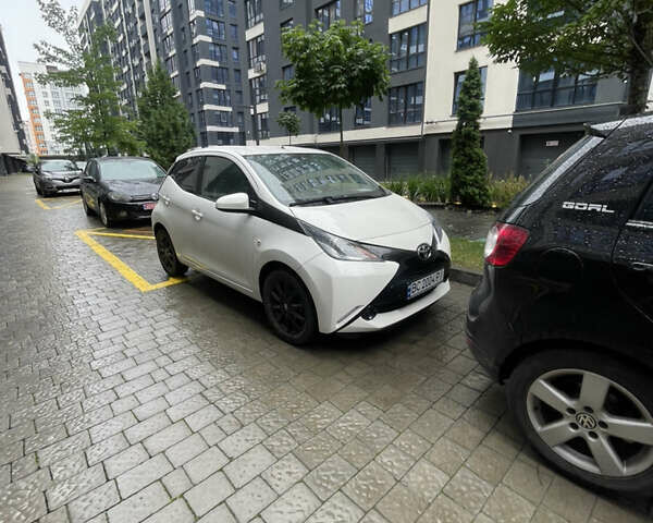 Белый Тойота Айго, объемом двигателя 1 л и пробегом 62 тыс. км за 9000 $, фото 6 на Automoto.ua