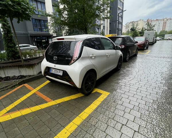 Белый Тойота Айго, объемом двигателя 1 л и пробегом 62 тыс. км за 9000 $, фото 5 на Automoto.ua