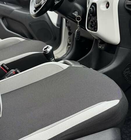 Белый Тойота Айго, объемом двигателя 1 л и пробегом 65 тыс. км за 10000 $, фото 14 на Automoto.ua