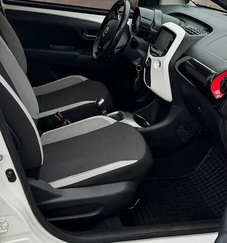 Белый Тойота Айго, объемом двигателя 1 л и пробегом 65 тыс. км за 10000 $, фото 3 на Automoto.ua