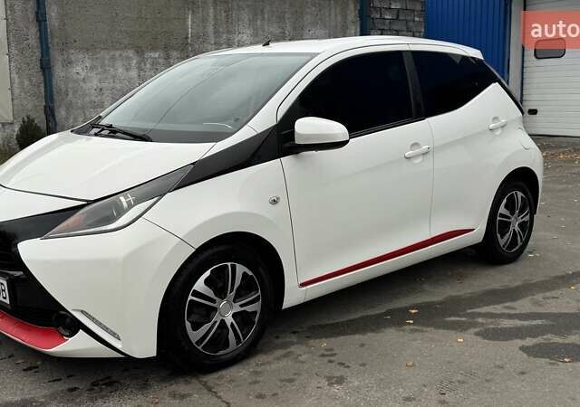 Белый Тойота Айго, объемом двигателя 1 л и пробегом 65 тыс. км за 10000 $, фото 1 на Automoto.ua