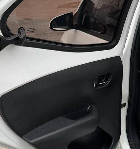 Белый Тойота Айго, объемом двигателя 1 л и пробегом 65 тыс. км за 10000 $, фото 5 на Automoto.ua