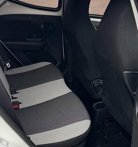 Белый Тойота Айго, объемом двигателя 1 л и пробегом 65 тыс. км за 10000 $, фото 4 на Automoto.ua