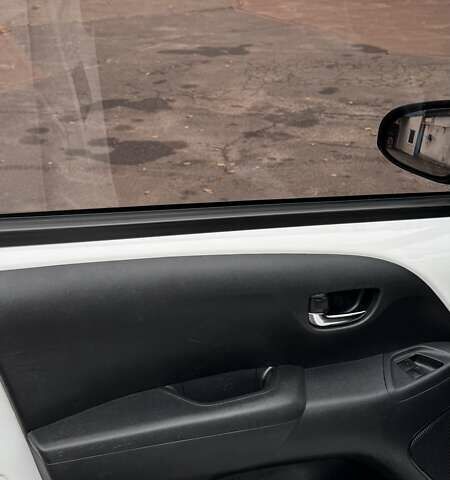 Белый Тойота Айго, объемом двигателя 1 л и пробегом 65 тыс. км за 10000 $, фото 7 на Automoto.ua