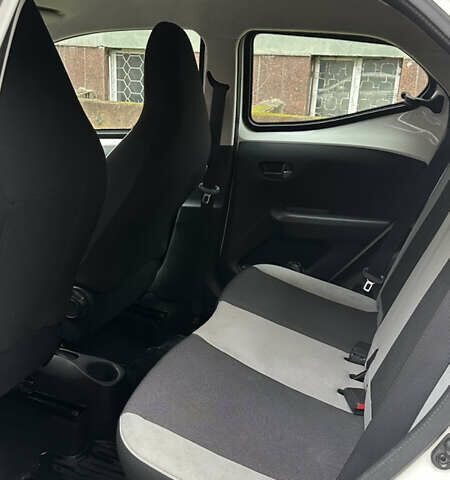 Белый Тойота Айго, объемом двигателя 1 л и пробегом 171 тыс. км за 9200 $, фото 6 на Automoto.ua