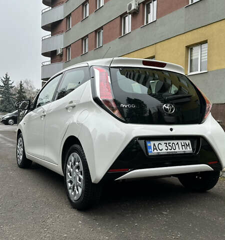 Белый Тойота Айго, объемом двигателя 1 л и пробегом 171 тыс. км за 9200 $, фото 4 на Automoto.ua