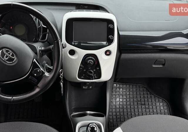 Белый Тойота Айго, объемом двигателя 1 л и пробегом 65 тыс. км за 10000 $, фото 6 на Automoto.ua