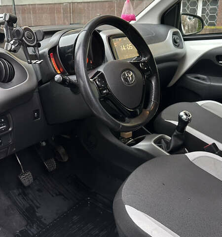 Белый Тойота Айго, объемом двигателя 1 л и пробегом 171 тыс. км за 9200 $, фото 8 на Automoto.ua