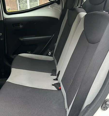 Белый Тойота Айго, объемом двигателя 1 л и пробегом 171 тыс. км за 9200 $, фото 11 на Automoto.ua