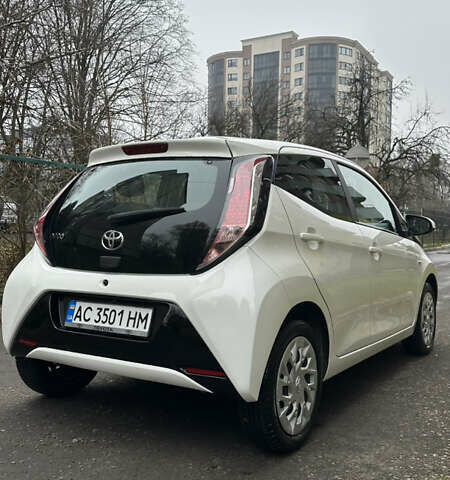 Белый Тойота Айго, объемом двигателя 1 л и пробегом 171 тыс. км за 9200 $, фото 5 на Automoto.ua