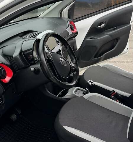 Белый Тойота Айго, объемом двигателя 1 л и пробегом 65 тыс. км за 10000 $, фото 8 на Automoto.ua