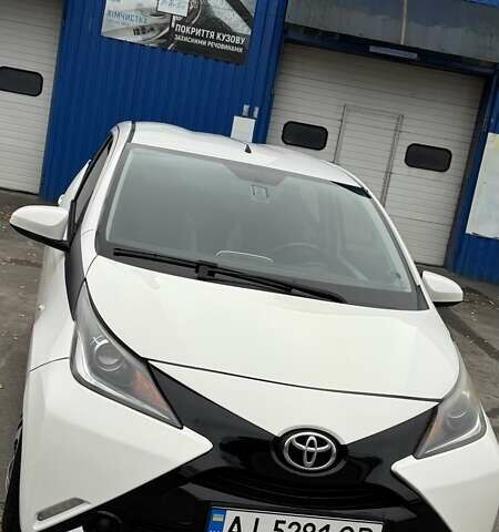 Белый Тойота Айго, объемом двигателя 1 л и пробегом 65 тыс. км за 10000 $, фото 2 на Automoto.ua