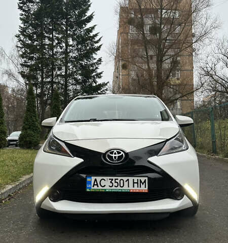 Белый Тойота Айго, объемом двигателя 1 л и пробегом 171 тыс. км за 9200 $, фото 1 на Automoto.ua