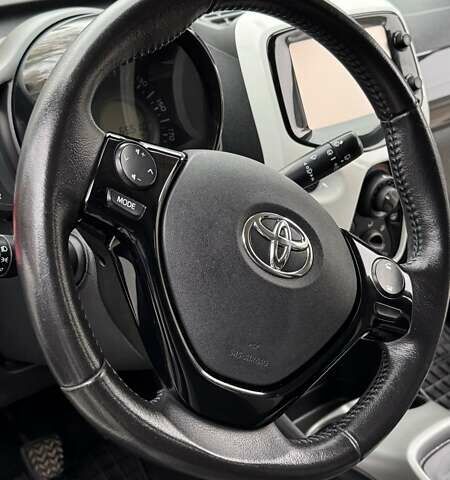 Белый Тойота Айго, объемом двигателя 1 л и пробегом 65 тыс. км за 10000 $, фото 10 на Automoto.ua