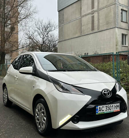 Белый Тойота Айго, объемом двигателя 1 л и пробегом 171 тыс. км за 9200 $, фото 2 на Automoto.ua