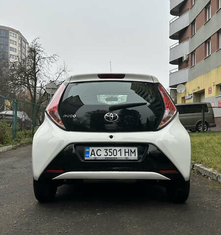 Белый Тойота Айго, объемом двигателя 1 л и пробегом 171 тыс. км за 9200 $, фото 3 на Automoto.ua