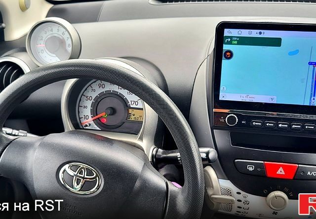 Черный Тойота Айго, объемом двигателя 1 л и пробегом 160 тыс. км за 4500 $, фото 2 на Automoto.ua