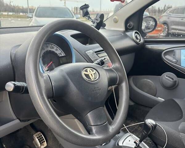 Черный Тойота Айго, объемом двигателя 1 л и пробегом 370 тыс. км за 4500 $, фото 5 на Automoto.ua