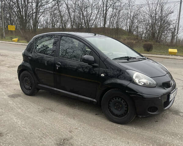 Черный Тойота Айго, объемом двигателя 1 л и пробегом 202 тыс. км за 7000 $, фото 1 на Automoto.ua