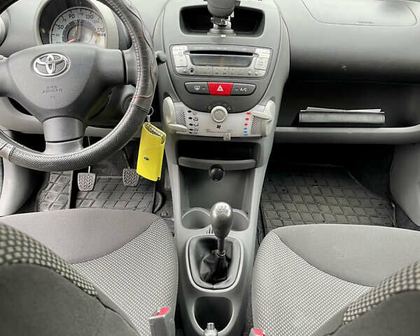 Черный Тойота Айго, объемом двигателя 1 л и пробегом 135 тыс. км за 4900 $, фото 12 на Automoto.ua