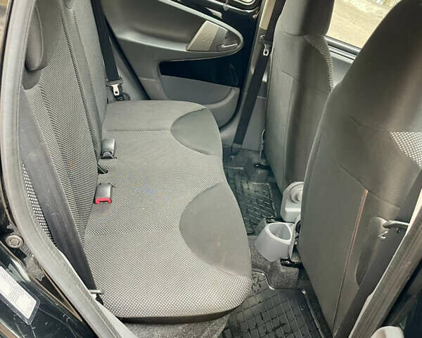 Черный Тойота Айго, объемом двигателя 1 л и пробегом 135 тыс. км за 4900 $, фото 6 на Automoto.ua