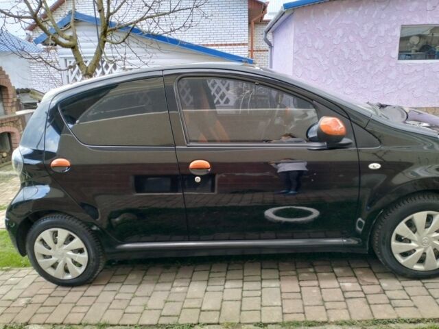 Черный Тойота Айго, объемом двигателя 1 л и пробегом 180 тыс. км за 6200 $, фото 2 на Automoto.ua