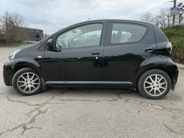 Черный Тойота Айго, объемом двигателя 1 л и пробегом 110 тыс. км за 6764 $, фото 2 на Automoto.ua