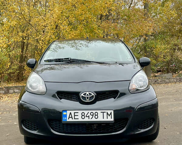 Черный Тойота Айго, объемом двигателя 1 л и пробегом 135 тыс. км за 4900 $, фото 2 на Automoto.ua