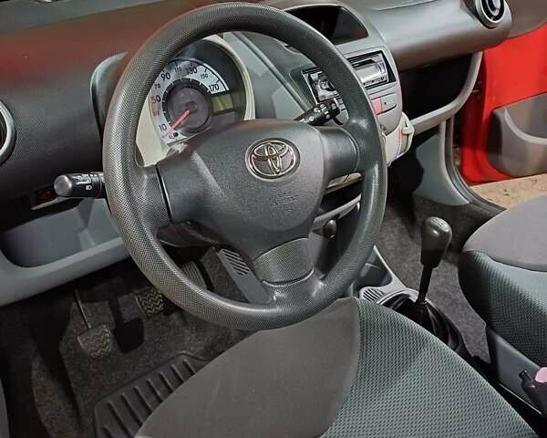 Красный Тойота Айго, объемом двигателя 1 л и пробегом 142 тыс. км за 3900 $, фото 11 на Automoto.ua