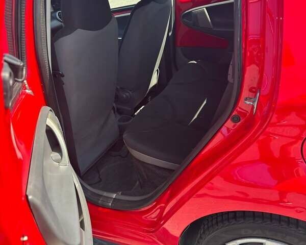 Красный Тойота Айго, объемом двигателя 1 л и пробегом 176 тыс. км за 3500 $, фото 1 на Automoto.ua