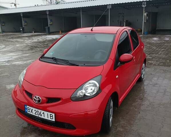 Красный Тойота Айго, объемом двигателя 1 л и пробегом 142 тыс. км за 3900 $, фото 1 на Automoto.ua