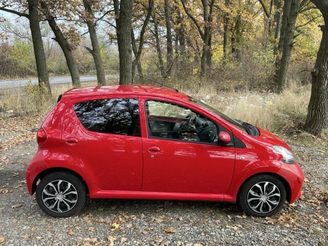 Красный Тойота Айго, объемом двигателя 1 л и пробегом 60 тыс. км за 3541 $, фото 5 на Automoto.ua