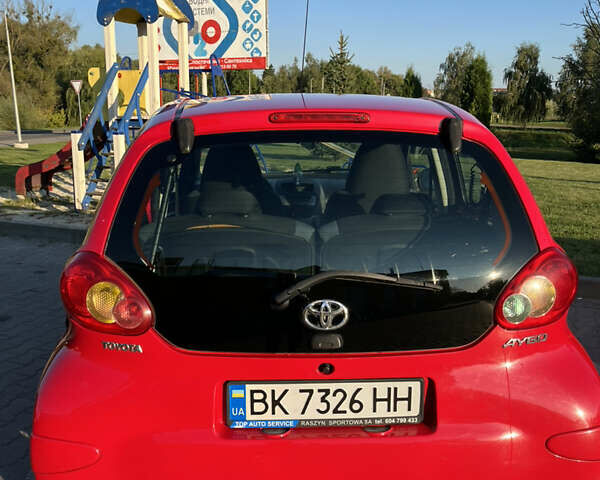 Красный Тойота Айго, объемом двигателя 1 л и пробегом 162 тыс. км за 5000 $, фото 2 на Automoto.ua