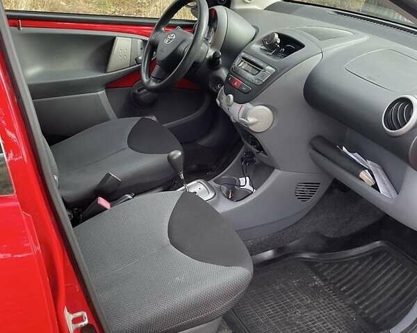 Красный Тойота Айго, объемом двигателя 1 л и пробегом 60 тыс. км за 3541 $, фото 7 на Automoto.ua