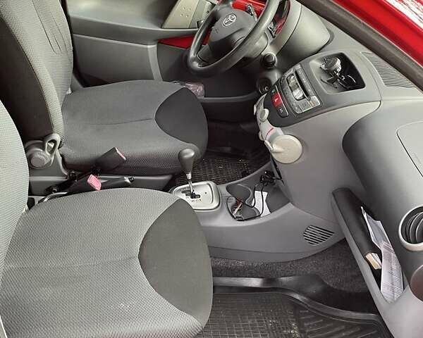 Красный Тойота Айго, объемом двигателя 1 л и пробегом 60 тыс. км за 3541 $, фото 8 на Automoto.ua