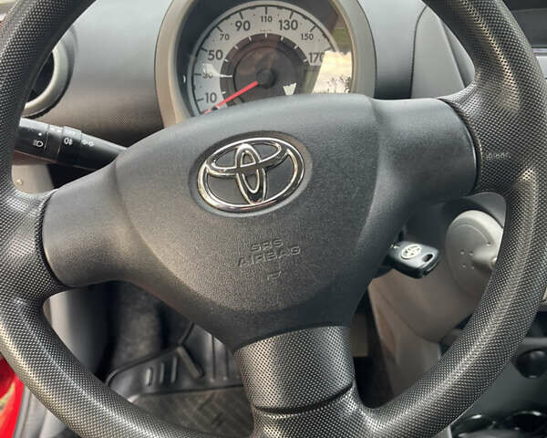 Красный Тойота Айго, объемом двигателя 1 л и пробегом 162 тыс. км за 5000 $, фото 7 на Automoto.ua