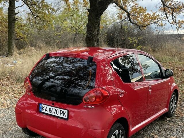 Красный Тойота Айго, объемом двигателя 1 л и пробегом 60 тыс. км за 3541 $, фото 4 на Automoto.ua