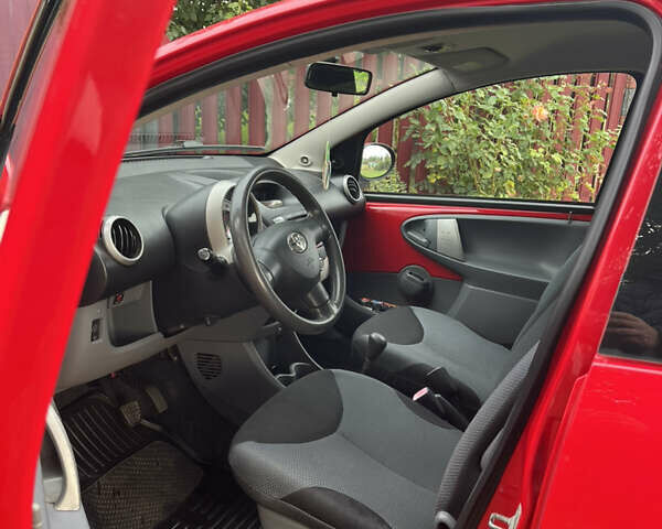 Красный Тойота Айго, объемом двигателя 1 л и пробегом 162 тыс. км за 5000 $, фото 5 на Automoto.ua