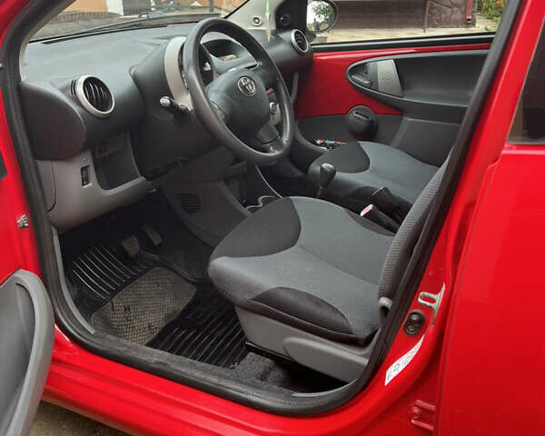 Красный Тойота Айго, объемом двигателя 1 л и пробегом 162 тыс. км за 5000 $, фото 6 на Automoto.ua