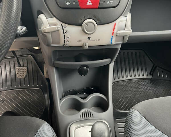 Красный Тойота Айго, объемом двигателя 1 л и пробегом 162 тыс. км за 5000 $, фото 8 на Automoto.ua