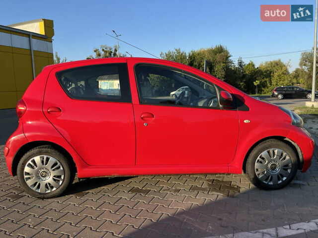 Красный Тойота Айго, объемом двигателя 1 л и пробегом 162 тыс. км за 5000 $, фото 4 на Automoto.ua
