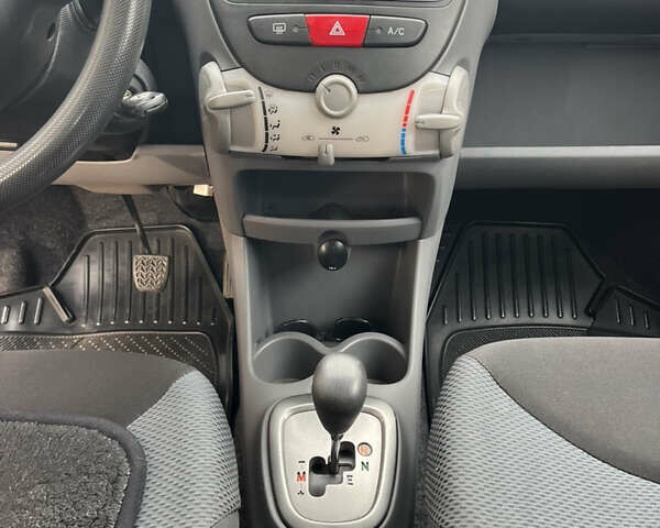 Красный Тойота Айго, объемом двигателя 1 л и пробегом 162 тыс. км за 5000 $, фото 11 на Automoto.ua