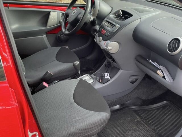 Красный Тойота Айго, объемом двигателя 1 л и пробегом 60 тыс. км за 3541 $, фото 8 на Automoto.ua