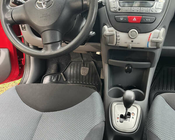 Красный Тойота Айго, объемом двигателя 1 л и пробегом 162 тыс. км за 5000 $, фото 12 на Automoto.ua