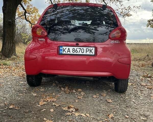 Красный Тойота Айго, объемом двигателя 1 л и пробегом 60 тыс. км за 3541 $, фото 2 на Automoto.ua