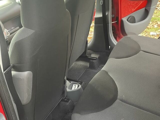 Красный Тойота Айго, объемом двигателя 1 л и пробегом 60 тыс. км за 3541 $, фото 11 на Automoto.ua